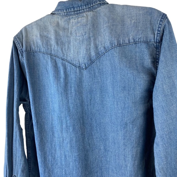 Levi’s Woman’s vintage-look pearl snap long sleeve western-style denim shirt - Picture 4 of 9